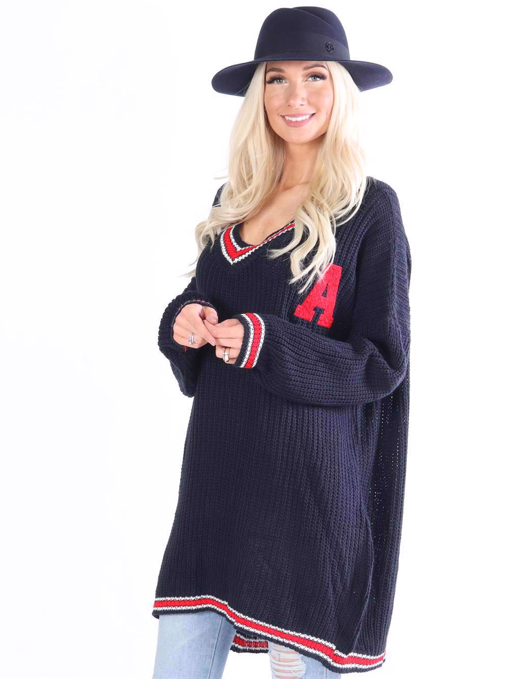 Amelie - Stickad klänning med v-hals och A på bröstet